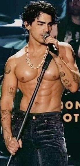 johnmainw's tweet photo. mds a montagem com o corpo do joe kkkkkk pqp https://t.co/K0FR9nhkTQ