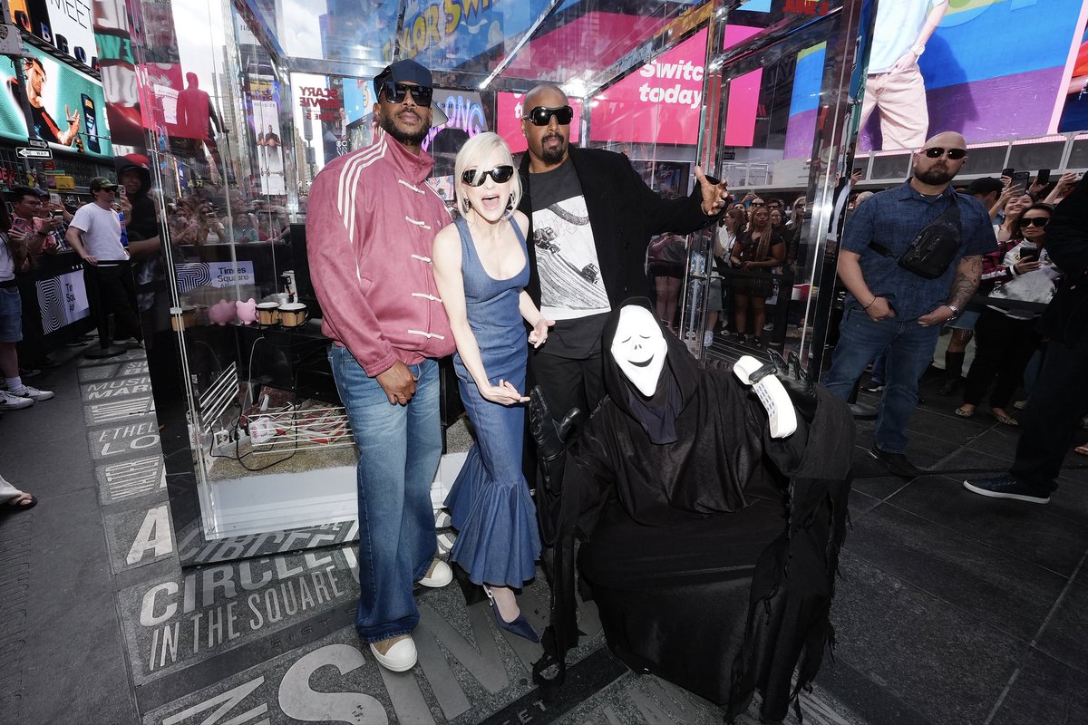 ScaryMovie's tweet photo. nobody can outsmoke us soonnnn 😮‍💨 the cast of #ScaryMovie hits up our times square hotbox. https://t.co/J5eubVyRqd