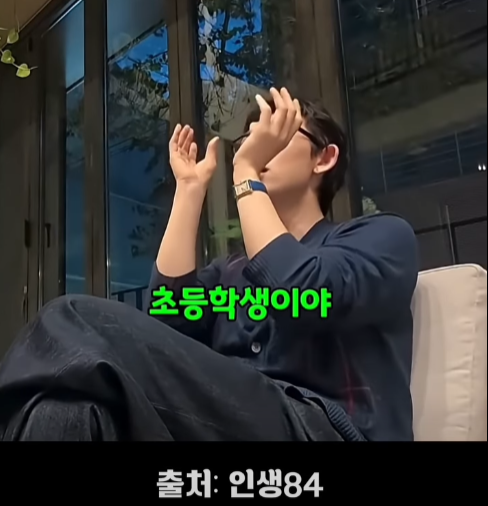 thinkingtree413's tweet photo. <행복은 소중한 사람과 함께 있는 순간이다.>

코쿤: 
"엄마가 집에 놀러 오셨는데 
엄마가 ’커피 한잔 내려줄래?’라고 해서 내려드렸어.

커피 마시면서 TV 보고 소파에 
앉아 계시는 걸 보는데 
‘이 순간이 계속될까’라는 생각이 드는거야.

그래서 엄마한테 
‘혹시 이태원 술집 있는데 가봤냐’고 했더니 
안 가봤다고 해서 가보자고 했다.

그러면서 여러 인종이 섞여 있고 
(신기하니까) 엄마 눈빛이 거의 초등학생이야. 

보는 것만으로도 너무 재밌어하더라. 
생각보다 ‘이걸 좋아하시겠어?’ 하는 걸 다 좋아하더라.”

크러쉬: “엄청 좋아하신다. 너무 어린아이처럼 좋아하신다.”

기안84: “그런 추억을 만들기는 해야 되겠다. 잘했어.”

<출처: 인생 84>

이런 걸 좋아하겠어? 그런 건 없습니다. 
내가 좋아한다면 부모님도 좋아할 거예요. 
그렇게 좋은 시간 보내고 좋은 순간을 남겨보세요.
그것이 행복입니다.