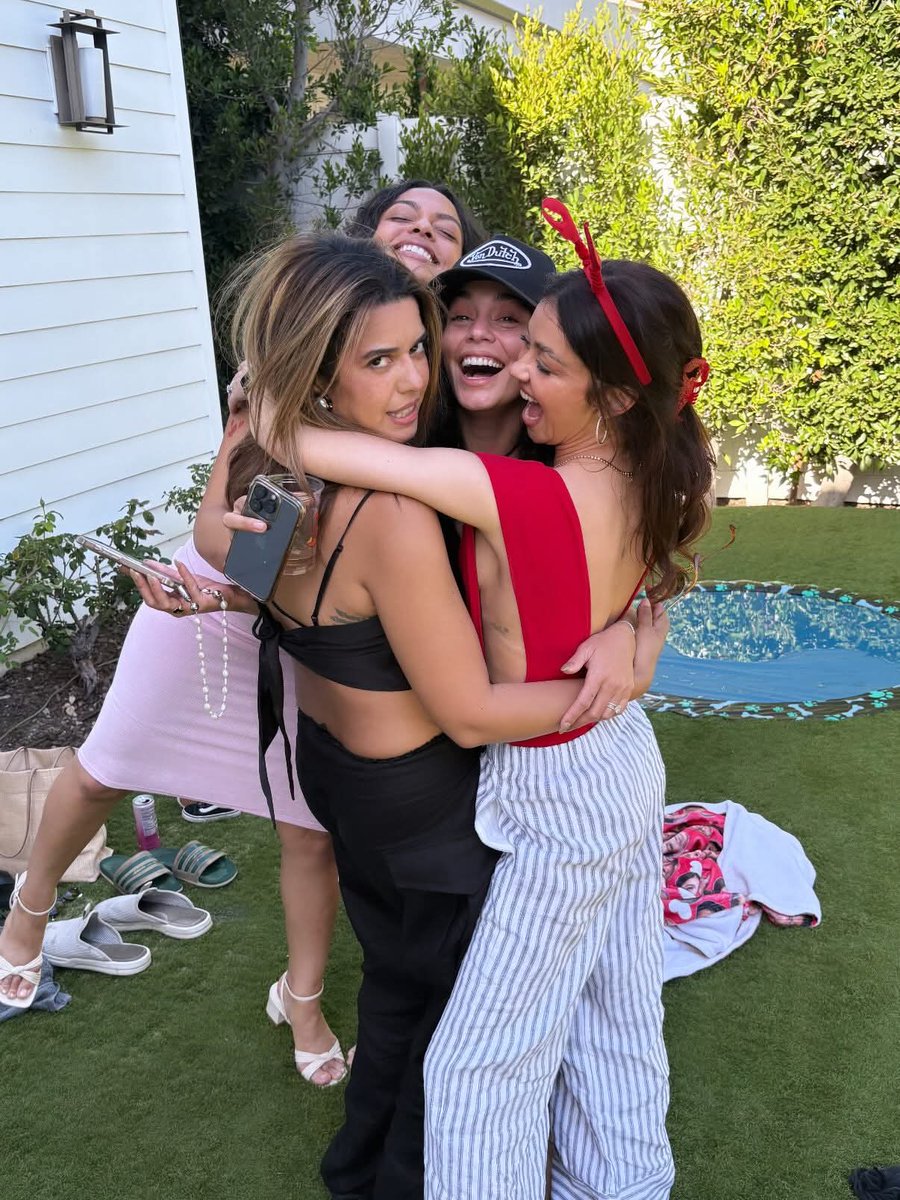 TeamHudgensNYC's tweet photo. "When the girls finally get together" @vanessahudgens @Sarah_Hyland https://t.co/MJD6gfnU2P