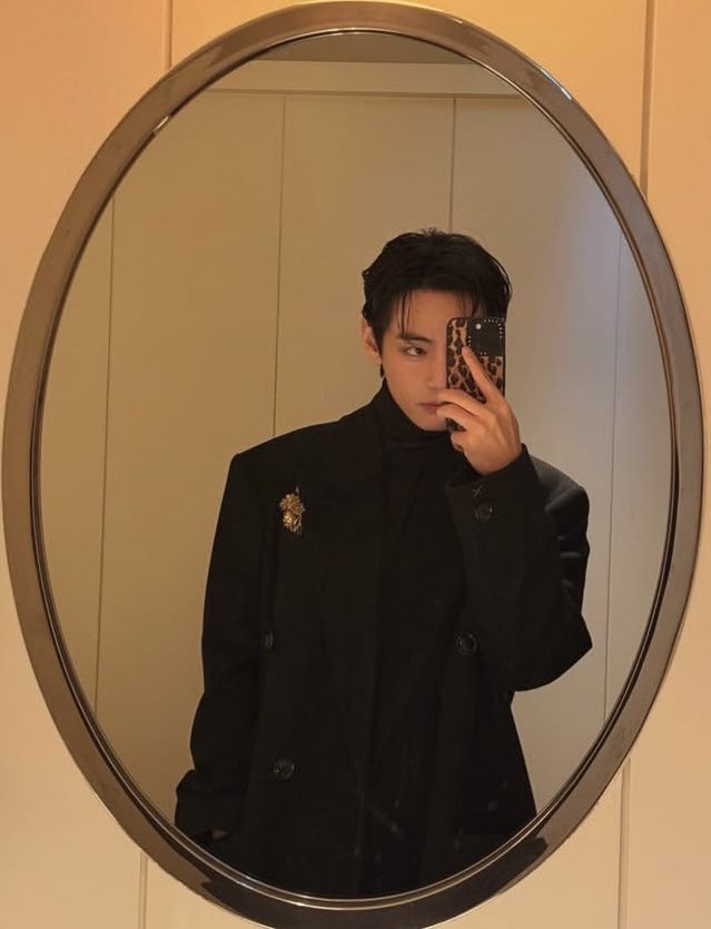95THNY's tweet photo. Taehyung &amp; Nayeon mirror selfie.🪞 https://t.co/YJigNXQT94