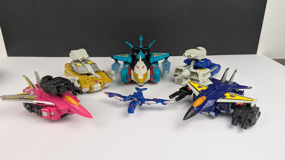 Daltinian95's tweet photo. SALES THREAD
US ONLY

I need to make a little extra money for Botcon so here's what I got

Combiner Wars Liokaiser 
Mostly Complete, only missing box, instructions, collector card, and poster

$145 obo plus shipping https://t.co/e6KdlBFdFk