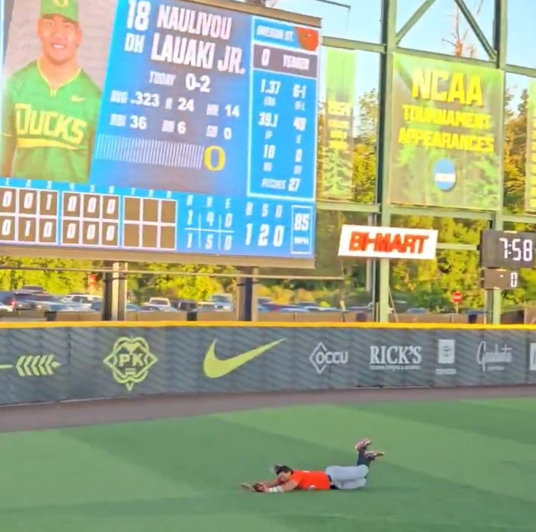 caseykahler's tweet photo. Still not sure how #GoBeavs freshman LF #JoshProctor made this CATCH- and, I was in best place to witness it. These stills are from my video below.
Thx @BeaverBaseball for the joy & fun you delivered all szn.
Thx, #BeaverNation for your love in 2025-26 during all Beavs sports. https://t.co/KnGmraNFMi