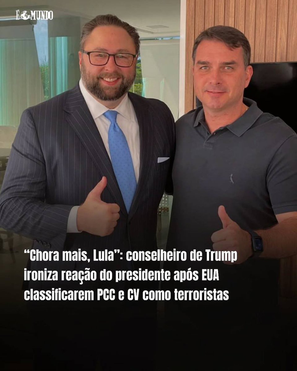 feliciallobo11's tweet photo. “Chora mais, Lula”: conselheiro de Trump ironiza reação do presidente após EUA classificarem PCC e CV como terroristas

Jason Miller, conselheiro de Donald Trump, ironizou a reação do presidente Lula à decisão dos Estados Unidos de classificar o PCC e o Comando Vermelho como organizações terroristas. Nas redes sociais, Miller reagiu às reclamações do petista com a frase “chora mais”, em tom de deboche, após Lula criticar a medida americana e alegar ameaça à soberania nacional. 

A reação expõe o contraste entre o governo americano, que decidiu endurecer contra facções que espalham violência, controlam territórios e movimentam bilhões no crime, e o governo Lula, que preferiu tratar a medida como problema diplomático. Para muitosbrasileiros, a fala do presidente mostra uma inversão de prioridades: em vez de celebrar uma ofensiva internacional contra o narcoterrorismo, Lula demonstrou incômodo com a pressão dos EUA sobre PCC e CV.

A classificação anunciada pelo Departamento de Estado dos Estados Unidos atinge diretamente as duas maiores facções criminosas do Brasil e amplia o cerco financeiro, diplomático e internacional contra esses grupos. A medida foi anunciada pelo secretário de Estado Marco Rubio e deve entrar em vigor em 5 de junho de 2026. 

Enquanto Lula fala em soberania, seus críticos afirmam que soberania verdadeira é proteger o povo brasileiro do domínio das facções, e não suavizar a gravidade de organizações que impõem medo em comunidades, desafiam o Estado e expandem sua atuação dentro e fora do país.

A ironia de Jason Miller ganhou repercussão porque resumiu, em poucas palavras, o desgaste político do governo Lula diante de uma decisão vista pela direita como uma vitória histórica contra o crime organizado e uma derrota para quem tenta relativizar a ameaça representada por PCC e Comando Vermelho.