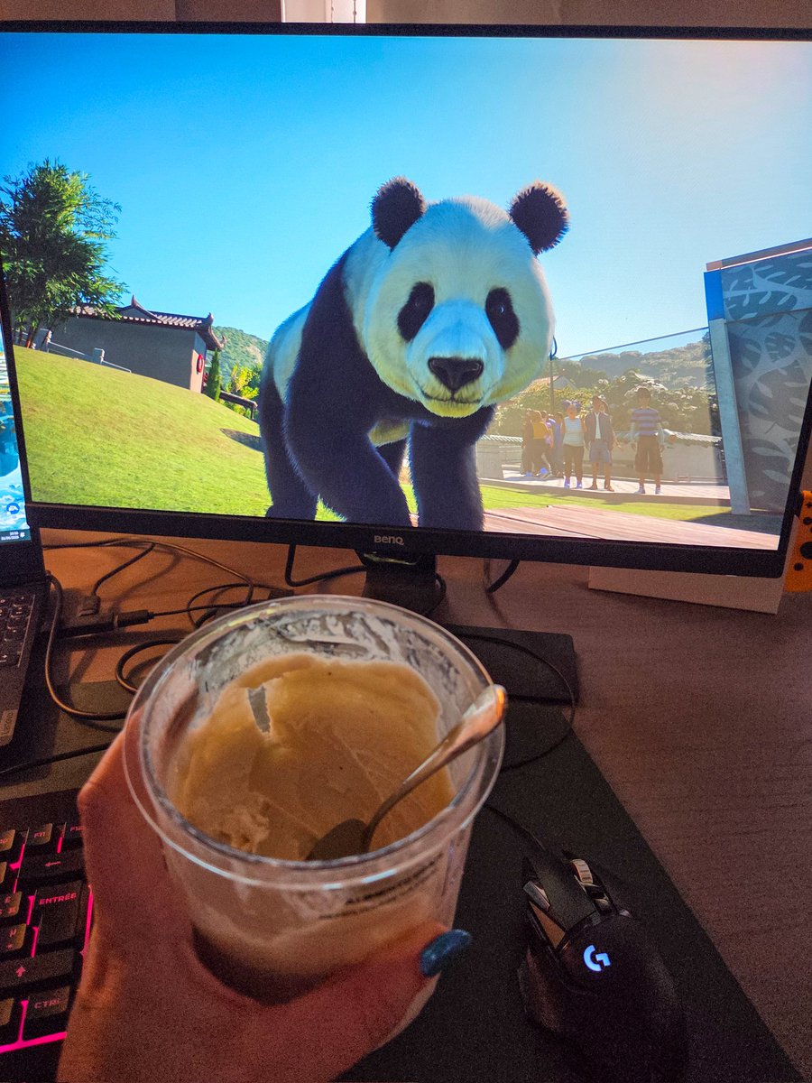 EmbeyGaming's tweet photo. Dream night ! 🍌🐼

J'ai fait une glace healthy à la banane et je m'occupe de petits pandas sur Planet Zoo. 🫰🏼 https://t.co/KojlltZSaZ