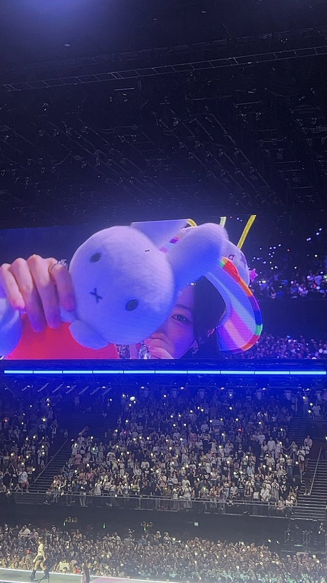 keiditayo's tweet photo. saw twice TWICE this weekend I MISS THEM SO MUCH ALREADY #TWICE_THIS_IS_FOR_WORLD_TOUR_IN_AMSTERDAM https://t.co/VHDtXIGrOV