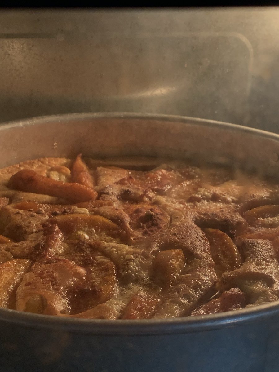 blxym05's tweet photo. made peach cobbler hehe ^^ https://t.co/jwF7uQvMnz