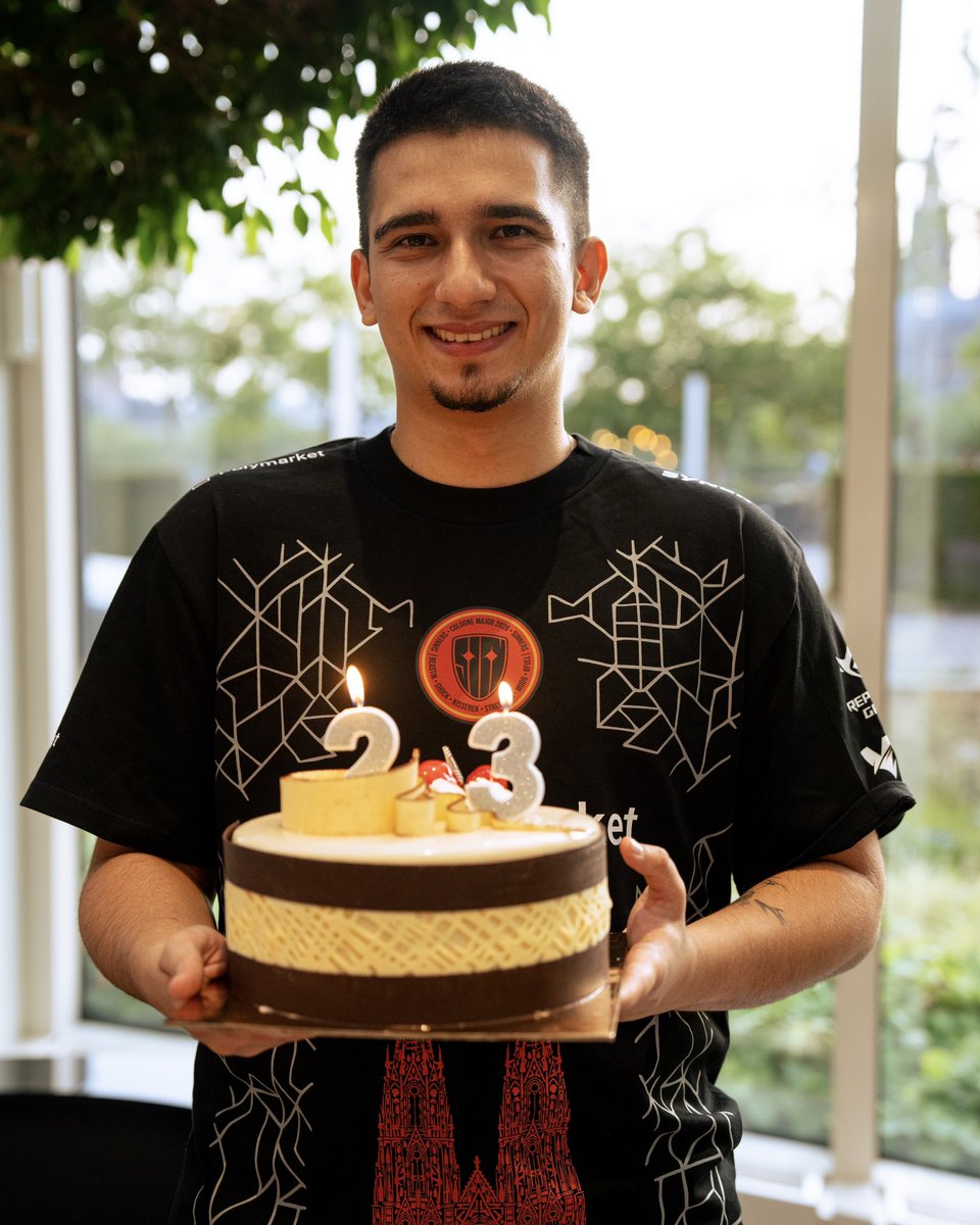 SINNERS_Esports's tweet photo. Birthday surprise from @ESLCS for @MoDoCSGO 🥳🎂 Thank you! 🖤❤️ https://t.co/On7rTZQCIV