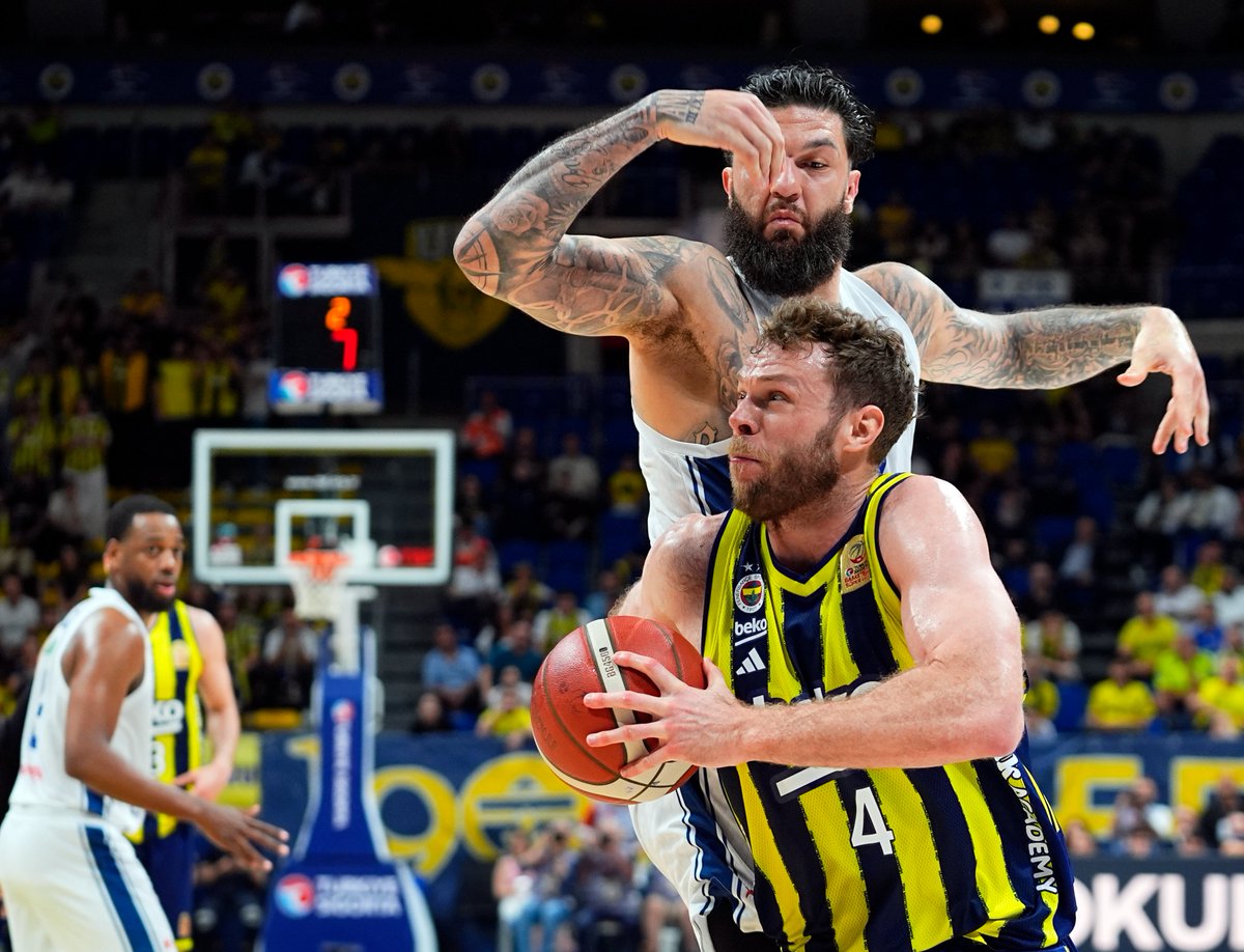 EurohoopsTR's tweet photo. 🟡🔵 Yarı final serisinde ilk raund Fenerbahçe Beko'nun!

💪 Sarı-lacivertliler, 18 sayı geri düştüğü maçta Anadolu Efes'i bitime 5 saniye kala Talen Horton-Tucker'ın basket faulüyle 60-59 mağlup etti.

🏀 Tarık Biberovic 16 sayı
🏀 Nicolo Melli 16 sayı

🏀 PJ Dozier 17 sayı https://t.co/rM7G46rl7y