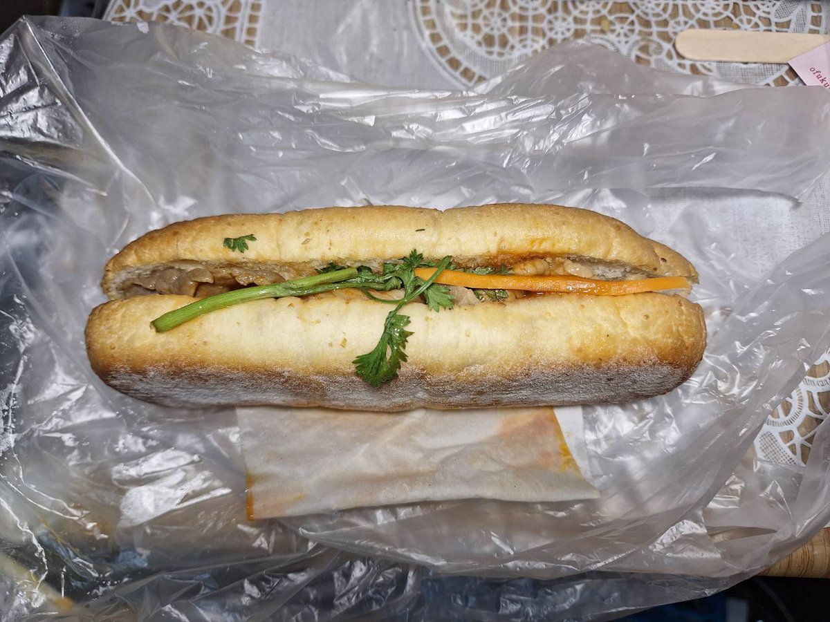 laerl38's tweet photo. Banh mi Viet Restaurant。バインミーが400円に値下げされてたので購入。他の店より2回りほど小さい。で��お店の人が丁寧に作ってくれて好印象。具沢山で味も美味しかったけれど、パンが小さいせいかちょっとしょっぱかった。 #ベトフェス #ベトナムフェスティバル2026 #BanhmiVietRestaurant https://t.co/0M77Vy5tDb