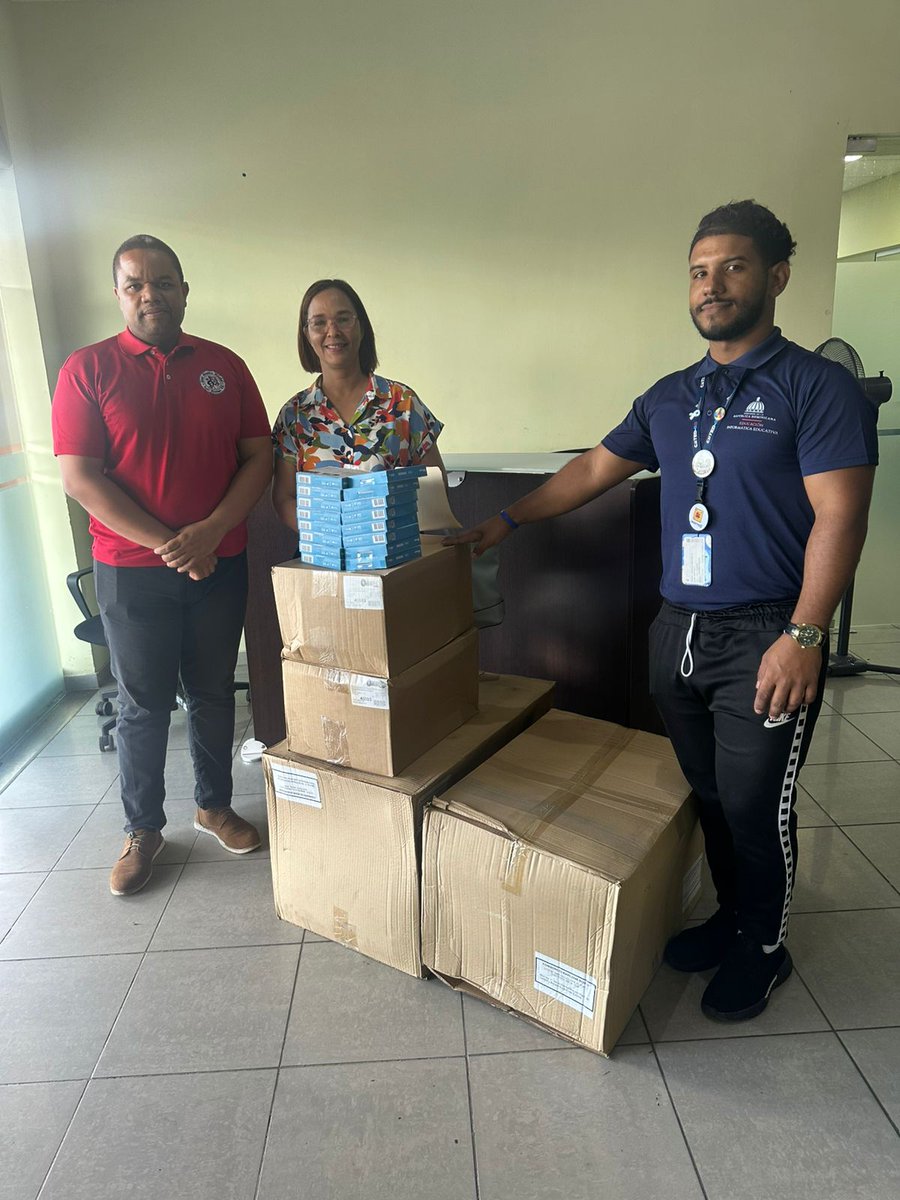 educando_rd's tweet photo. 🚀 Estuvimos entregando kits de robótica educativa en las regionales 10, 14 y 15, fortaleciendo las competencias STEAM de nuestros estudiantes.

🤖 Innovación, creatividad y aprendizaje para formar las habilidades del futuro. 

#RobóticaEducativa #EducacionRD https://t.co/7KRwm7FbL4