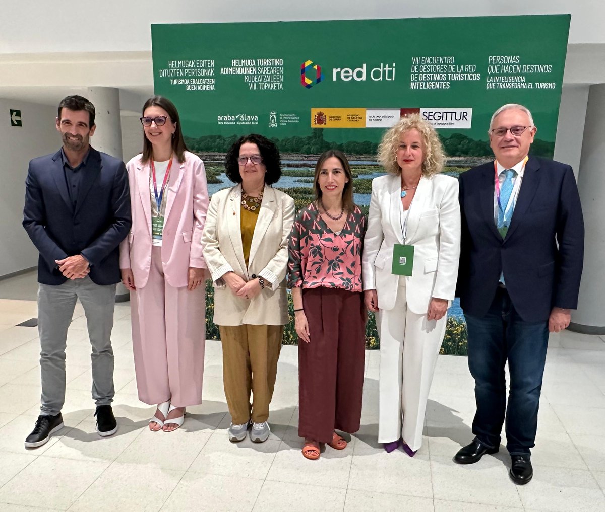 DptoTurComCon's tweet photo. Jakes Agirrezabal sailburuordeak eta Daniel Solana @Basquetour_eus -eko zuzendariak Helmuga Turistiko Adimendunen Sareko (HTA) kudeatzaileen VIII. Topaketaren inaugurazioan parte hartu dute gaur. Topaketa ekainaren 1etik 3ra izango da, eta gaur inauguratu da, Vitoria-Gasteizen. 

🤝 Esperientziak partekatzeko eta turismo adimentsuagoa eta jasangarriagoa bultzatzen jarraitzeko espazio bat, turismo-eredu berritzaileago, lehiakorrago eta arduratsuago batean fokua jarriz.