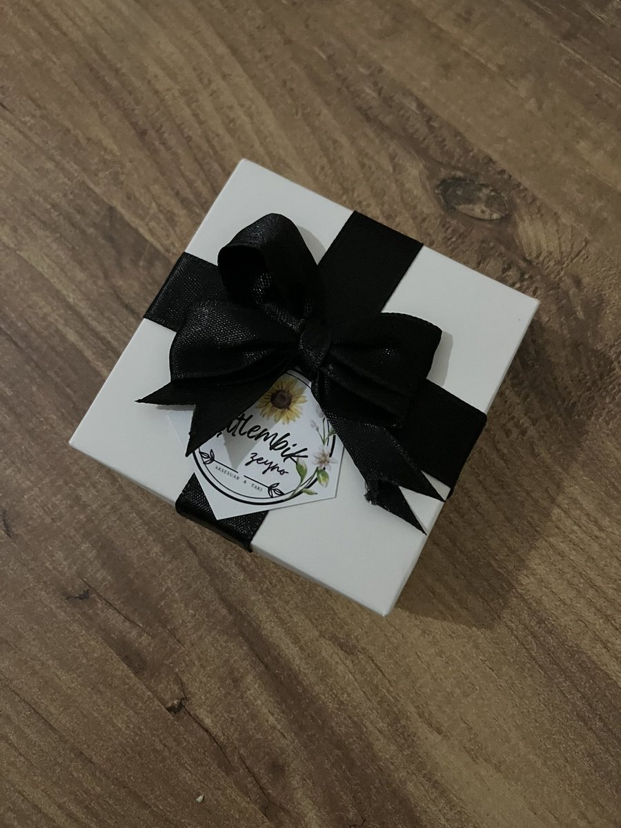 kitapppmuu's tweet photo. Paketlemesi ayrı kendi ayrı güzeldi ya. Annem saate bayıldı teşekkür ederimmm @zeyno_citlembik https://t.co/UHAjRuF5We