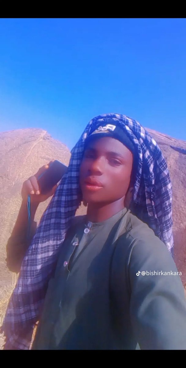 mobilisingniger's tweet photo. OSINT: This bandit named Bashir Kankara, kidnapped an unidentified individual and was blindfolded and the bandit is seen mocking him, stating that even if the victim is an old man or woman, they won't release the person until the family pays ransom. 

The video was on Tiktok about 10hrs ago, this is the first time a bandit will show his victim on his own direct Tiktok page.