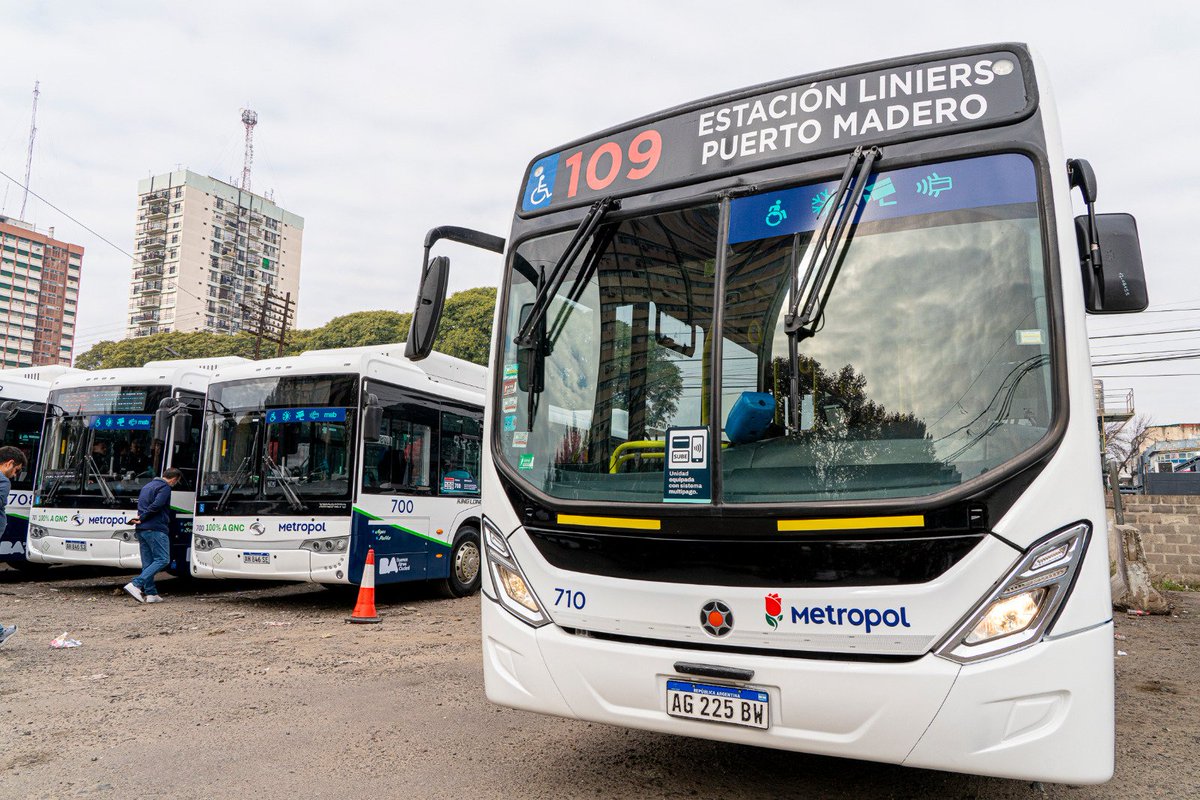 CiudadDeBondis's tweet photo. En el día de ayer #Metropol🌹se presentó de manera oficial con 10 #KingLong 0KM y el #Marcopolo a #GNC ex #Linea65, siendo estos los primeros coches para la #Linea109.
Mañana les mostramos algunos de estos en calle https://t.co/eiOihZWwMg