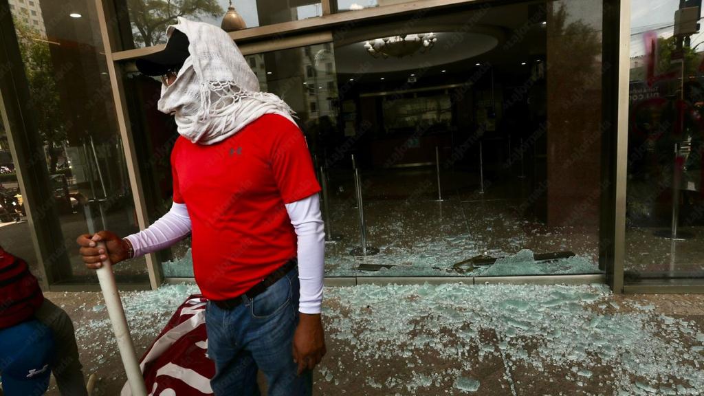 GeorgyNoticias's tweet photo. Maestros de la Sección 14 de Guerrero, quienes  mantienen su rostro cubierto, arremetieron contra los cristales y el acceso principal de la Torre Bienestar.
Los maestros exigen la abrogación de la Ley del Issste 2007 y de la reforma educativa 2012, y alza salarial de 100%.
#CNTE https://t.co/QnsY1XKh0c