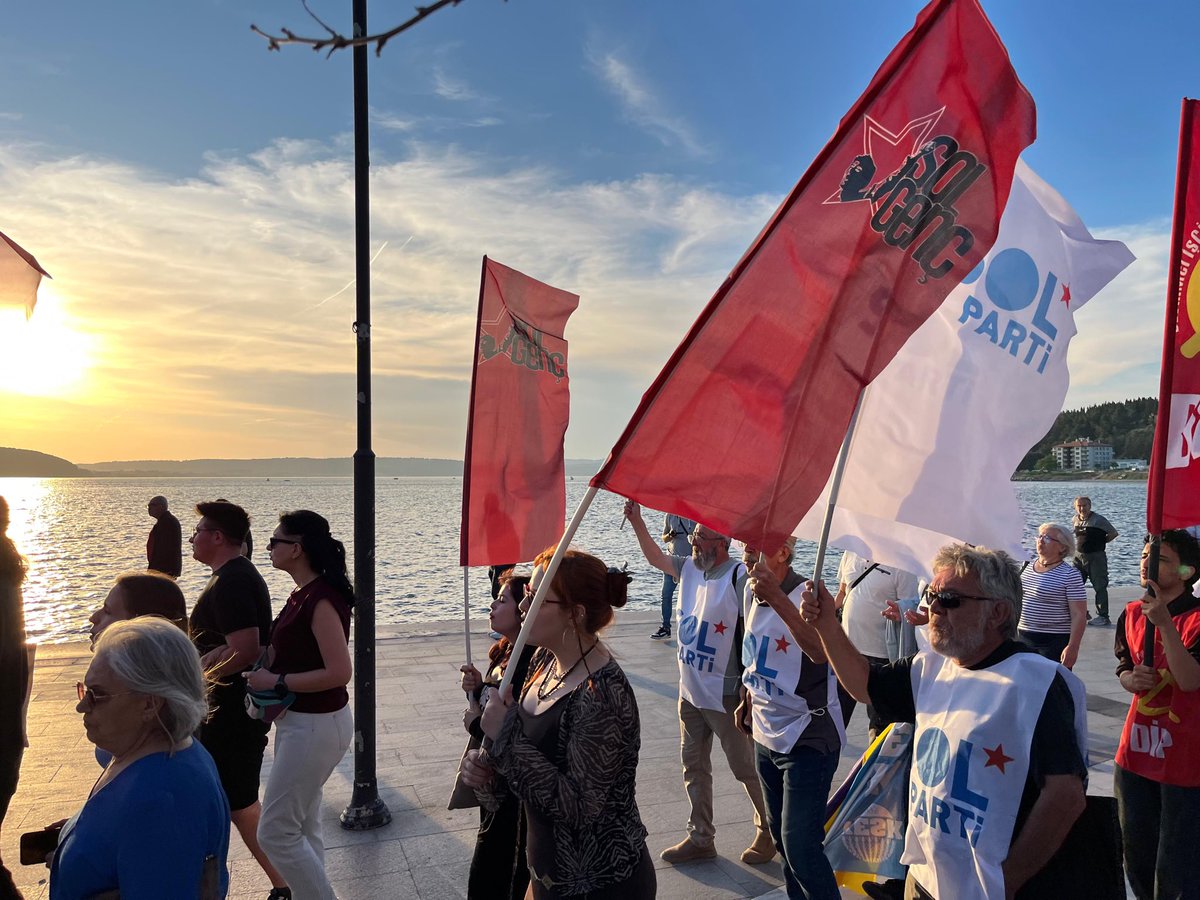 CanakkaleSol's tweet photo. 13. Yılında Gezi Direnişi yolumuzu aydınlatıyor❗️

Çanakkale Emek Barış ve Demokrasi Güçleri ile Meydanlardayız. 

Karanlık gidecek, Gezi Kalacak! 

#Gezi13Yaşında https://t.co/szO6sqD2Px