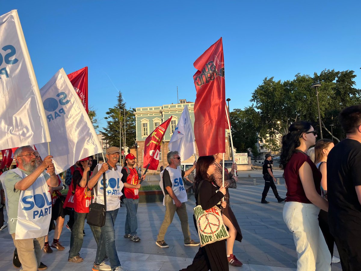 CanakkaleSol's tweet photo. 13. Yılında Gezi Direnişi yolumuzu aydınlatıyor❗️

Çanakkale Emek Barış ve Demokrasi Güçleri ile Meydanlardayız. 

Karanlık gidecek, Gezi Kalacak! 

#Gezi13Yaşında https://t.co/szO6sqD2Px
