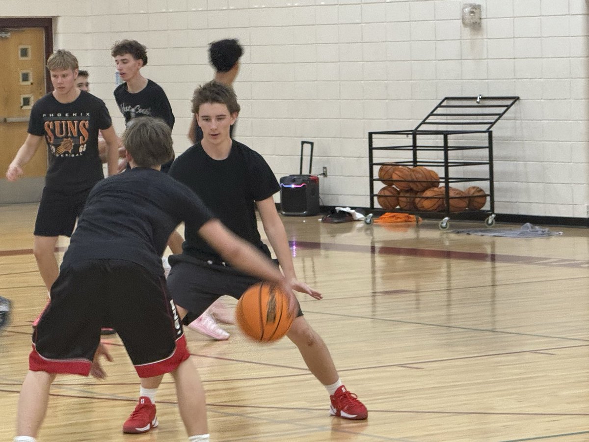 DrFinchDVUSD's tweet photo. Mountain Ridge hoops @mrhs_pto @DVUSD getting I. Some work today! #Team https://t.co/1ebuuTmEhq