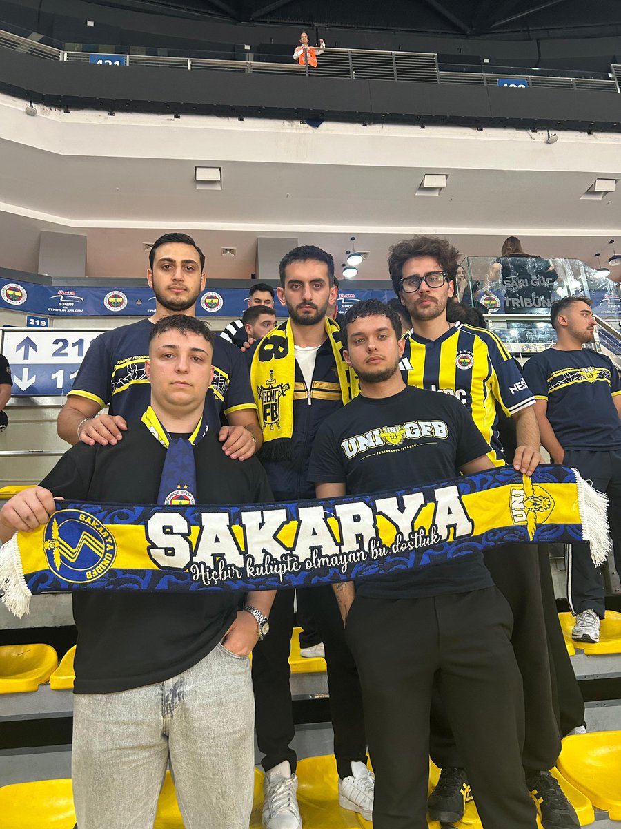 SakaryaUNIGFB's tweet photo. TÜRK BASKETBOLUNUN LOKOMOTİFİ!

Fenerbahçe'mizi, Anadolu Efes karşısında yalnız bırakmadık.

#UNIGFB https://t.co/93ui1mgxe6