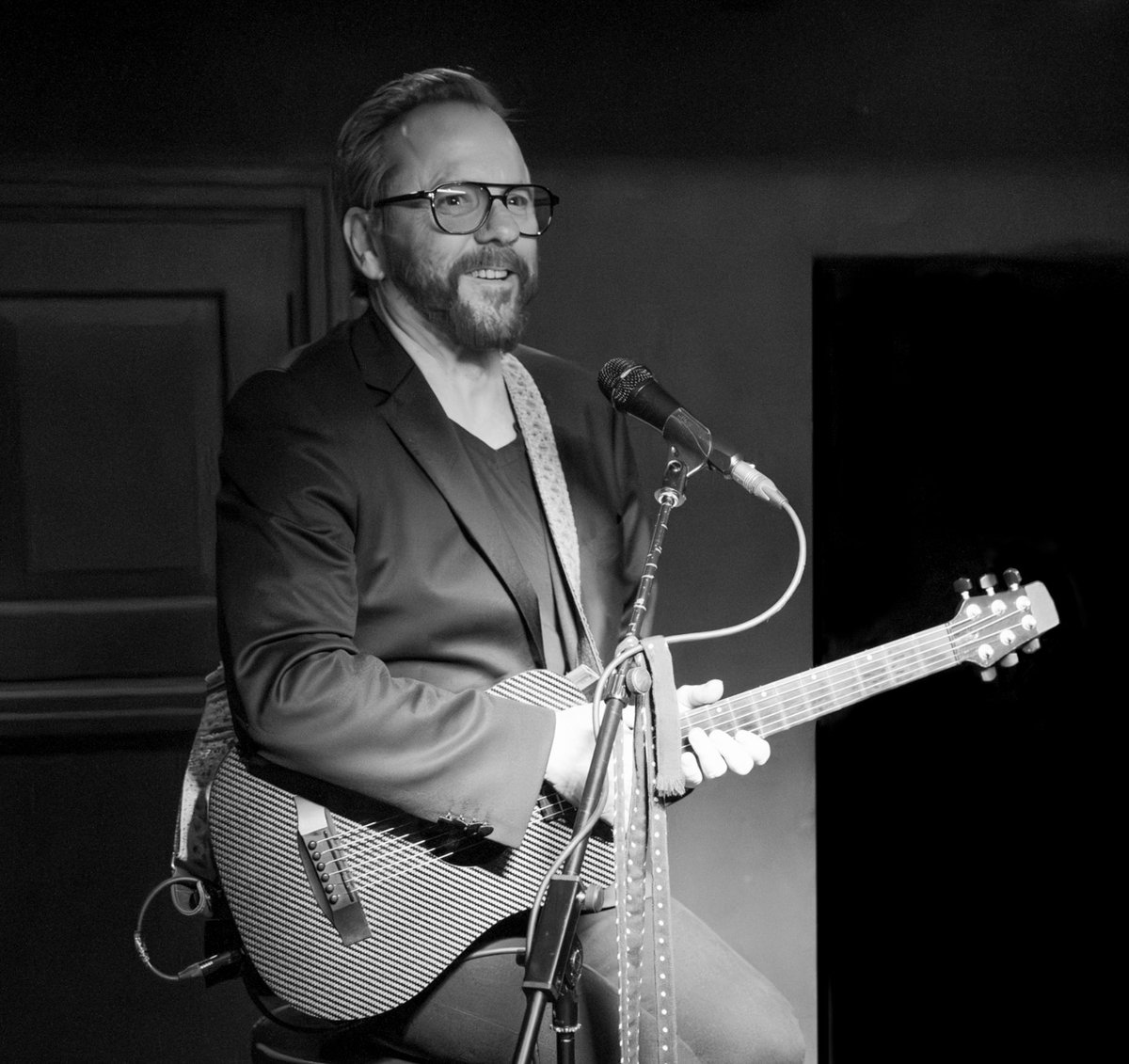 BoweryPhoto's tweet photo. Up close and personal at The Jacaranda, Liverpool — Kiefer Sutherland performing tracks from his new album Grey in an intimate setting that felt more like a conversation than a concert. 🎸

#boweryphotography #kiefersutherland 
#photographer 
#liverpool 
#acousticset
#livemusic https://t.co/hPYFuG1F3g