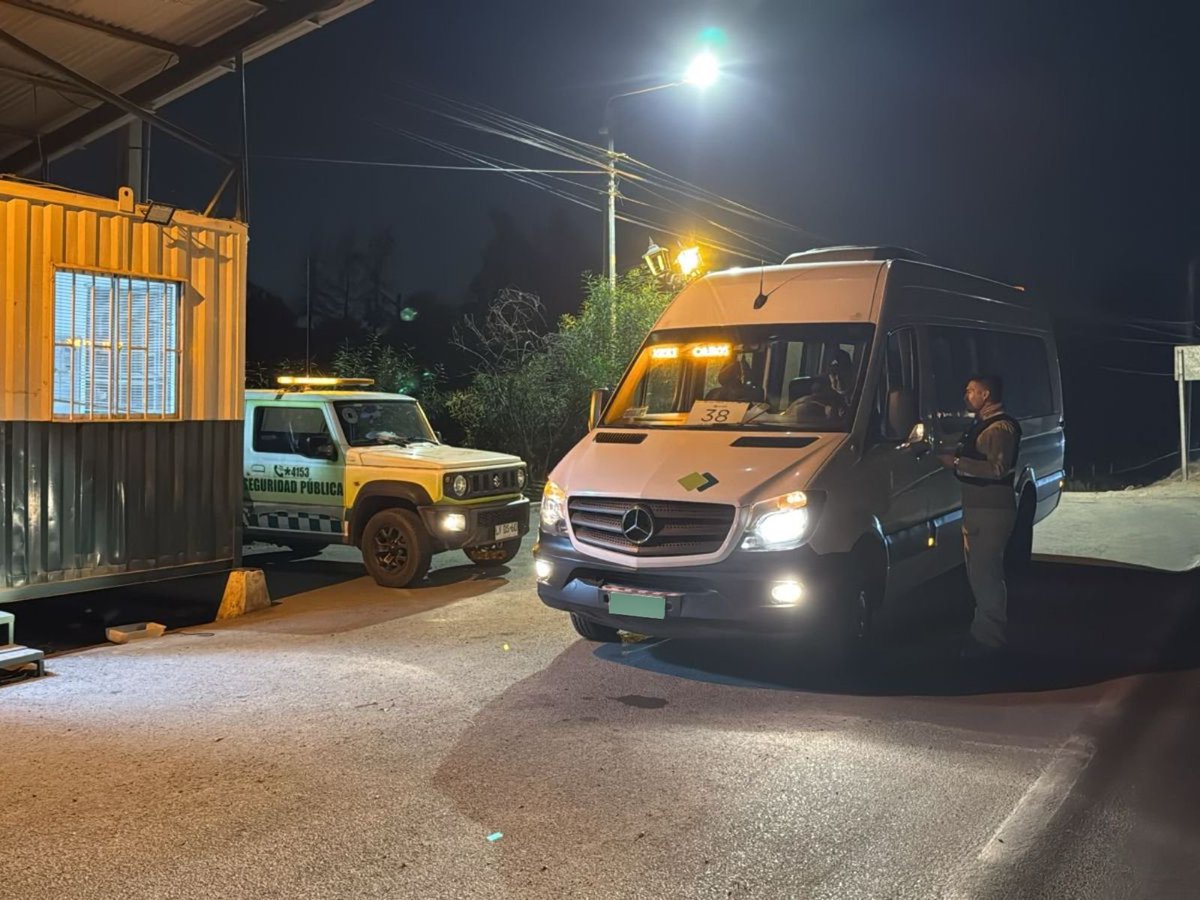 Mpirque's tweet photo. Más de 200 fiscalizaciones se realizaron durante una nueva ronda nocturna junto a Carabineros de la 65ª Comisaría de Pirque y nuestro equipo de Seguridad Pública.

Seguimos trabajando por la seguridad y tranquilidad de nuestros vecinos y vecinas. https://t.co/3lMuGWgilN