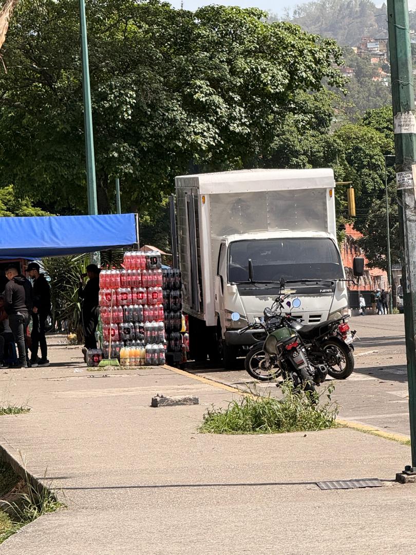 CDDHHCoche's tweet photo. @gestionperfecta @AlcaldiaDCcs El derecho a la ciudad empieza por caminar seguros. La obstaculización de aceras y vías por la economía informal en Coche, vulnera el libre transito.
Basta de desidia e incapacidad.
Urge reordenamiento urbano y soluciones justas. 🚶🏽‍♂️🇻🇪 #Caracas https://t.co/WitxyJE81w