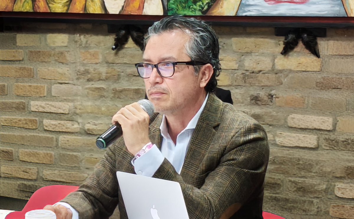HelgaMaRivasAr's tweet photo. Como Gobierno estamos articulados en la construcción de un proyecto de Ley de Competencias que reconozca e integre las necesidades de los territorios, especialmente aquellos históricamente excluidos, para una distribución justa de los recursos del Sistema General de Participaciones, destinados a asegurar derechos básicos como:

💧Acceso a agua apta para el consumo humano.
🩵Salud.
✏️Educación.

Presentaremos esta propuesta al Congreso de la República, con el propósito de que Colombia continúe por la ruta hacia la #JusticiaSocial, el cierre de brechas y el ordenamiento de los territorios alrededor del agua; principios fundamentales de la política pública que el Presidente @petrogustavo plasmó en su Plan de Gobierno y que cumpliremos hasta el último día de mandato y de la mano con @MinInterior, @MinSaludCol, @Mineducacion, @MinHacienda, @DNP_Colombia y @DAFP_COLOMBIA.
