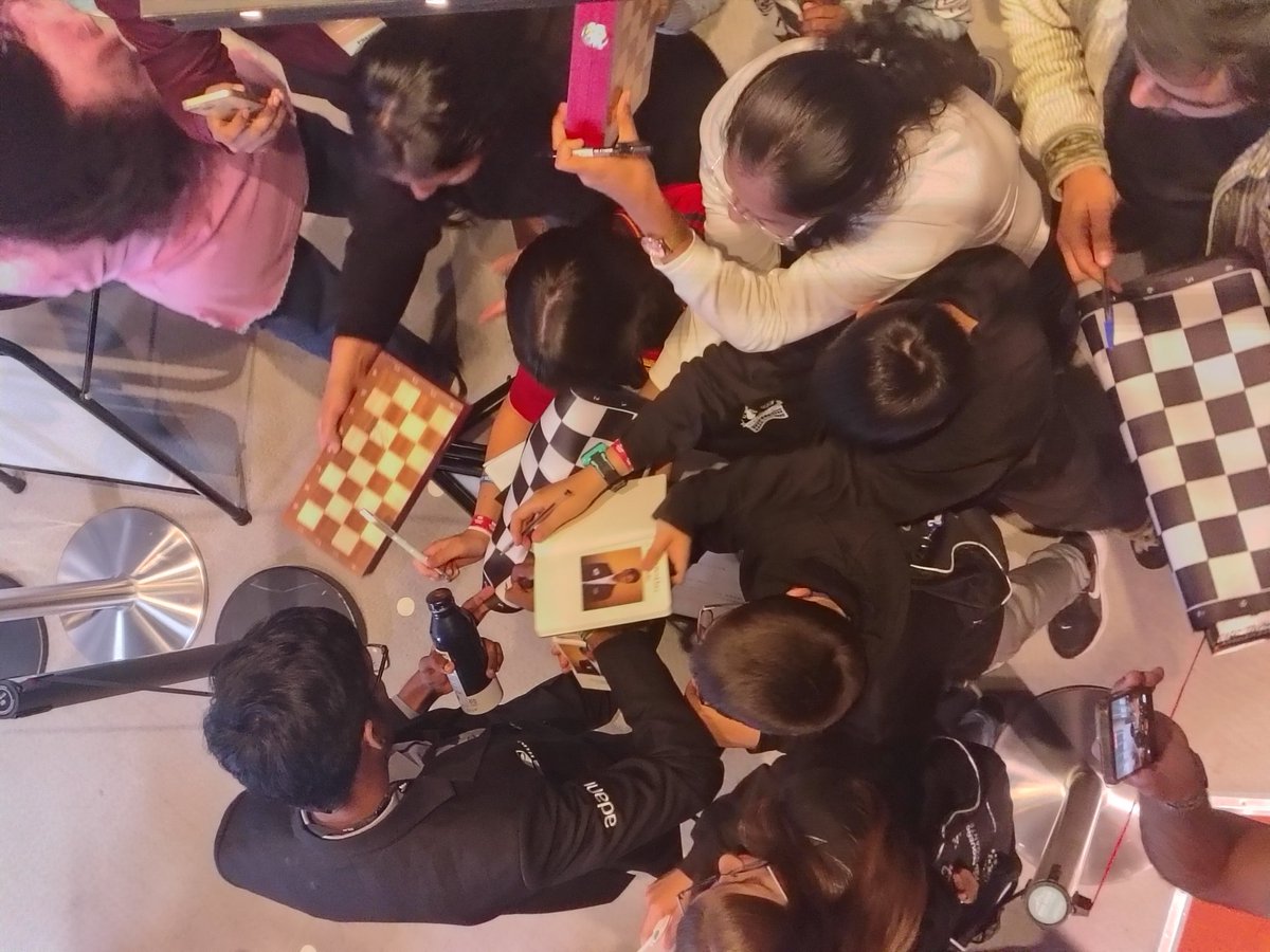 arseinho's tweet photo. Pragg, Carlsen, a Classical rating of over 5500 between them, standing side by side talking about their game while 50 Oslo locals wait for signatures and selfies. Chess has absolutely nailed this. https://t.co/A4jmFVk8y2