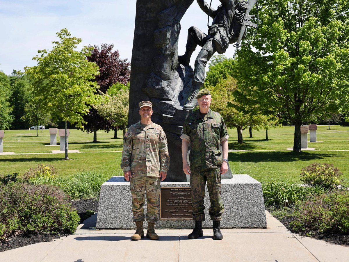 10MTNDIV's tweet photo. 🤝 Stronger together
The 10th Mountain Division welcomed Finland’s Chief of Defence Command, Lt. Gen. Vesa Virtanen, to Fort Drum to strengthen military cooperation and build readiness alongside NATO allies and partners.
#ClimbToGlory #Arctic 
@USArmy @NATO @Puolustusvoimat https://t.co/ROBwLoCkRU