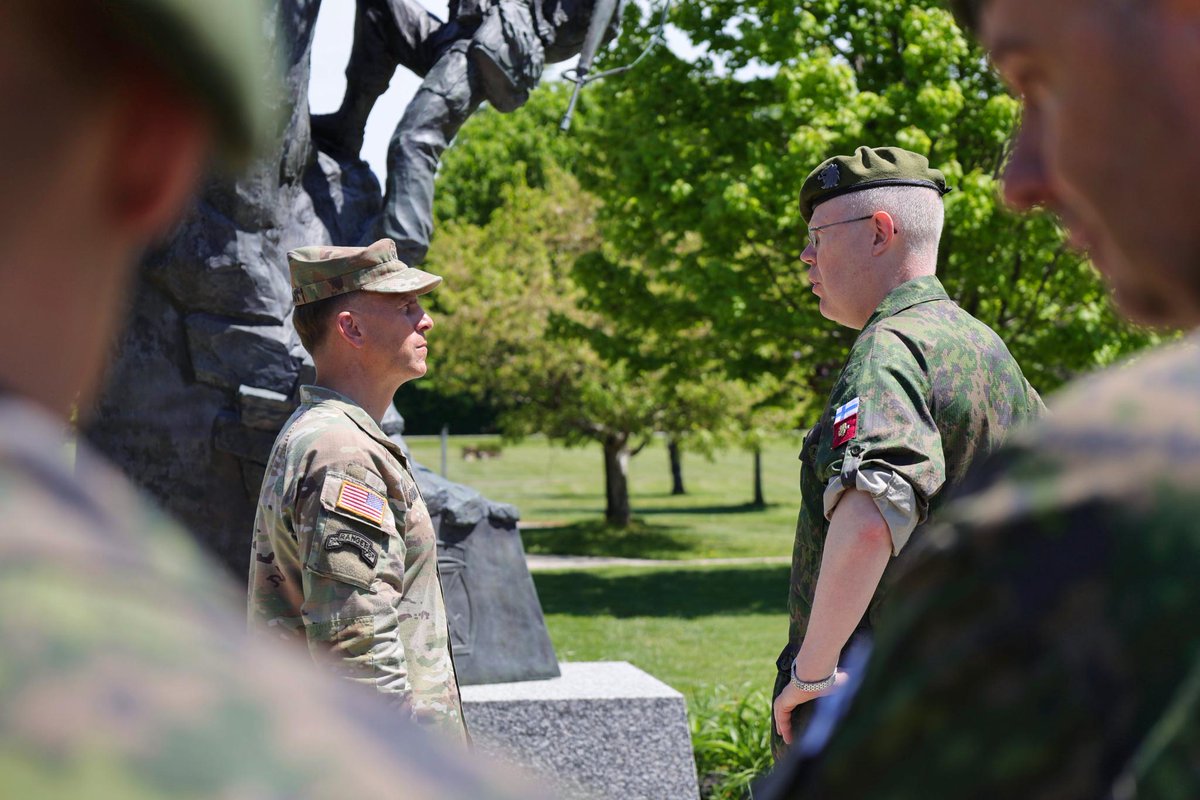 10MTNDIV's tweet photo. 🤝 Stronger together
The 10th Mountain Division welcomed Finland’s Chief of Defence Command, Lt. Gen. Vesa Virtanen, to Fort Drum to strengthen military cooperation and build readiness alongside NATO allies and partners.
#ClimbToGlory #Arctic 
@USArmy @NATO @Puolustusvoimat https://t.co/ROBwLoCkRU