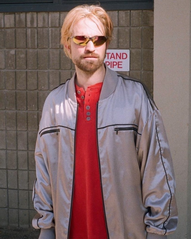 TheCinesthetic's tweet photo. Robert Pattinson on the set of Good Time (2016) https://t.co/JQXEGFy61B