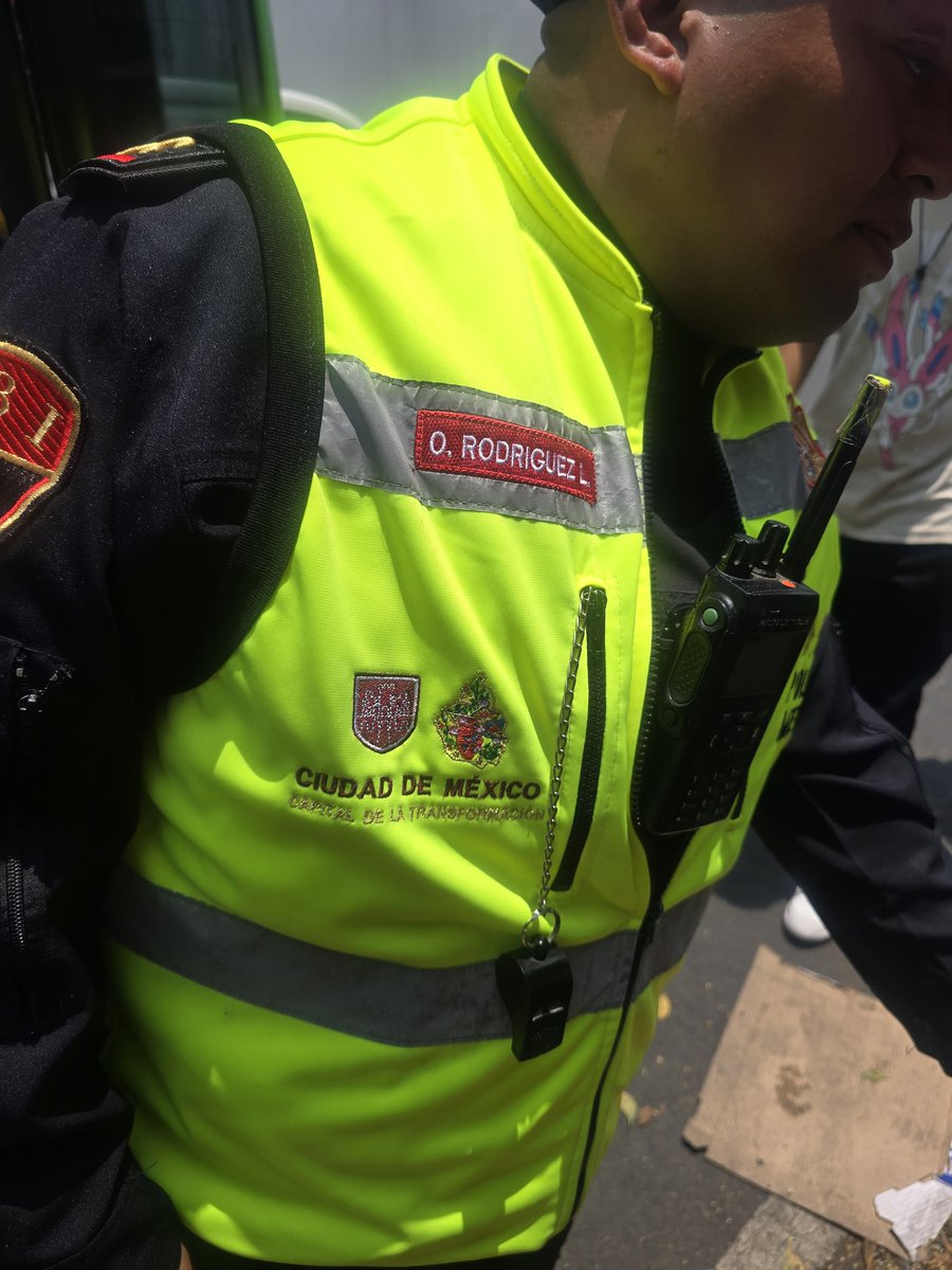 yosisecontar's tweet photo. @MetroCDMX al llegar a Chabacano ni personal del metro o de la policía auxiliar sabe dar indicaciones sobre dónde tomar el transporte alternativo por el cierre de la Linea 2 y este "oficial" te almedentra diciendo que por reportarlo te levantan una sanción administrativa https://t.co/BFBgvqHdIp