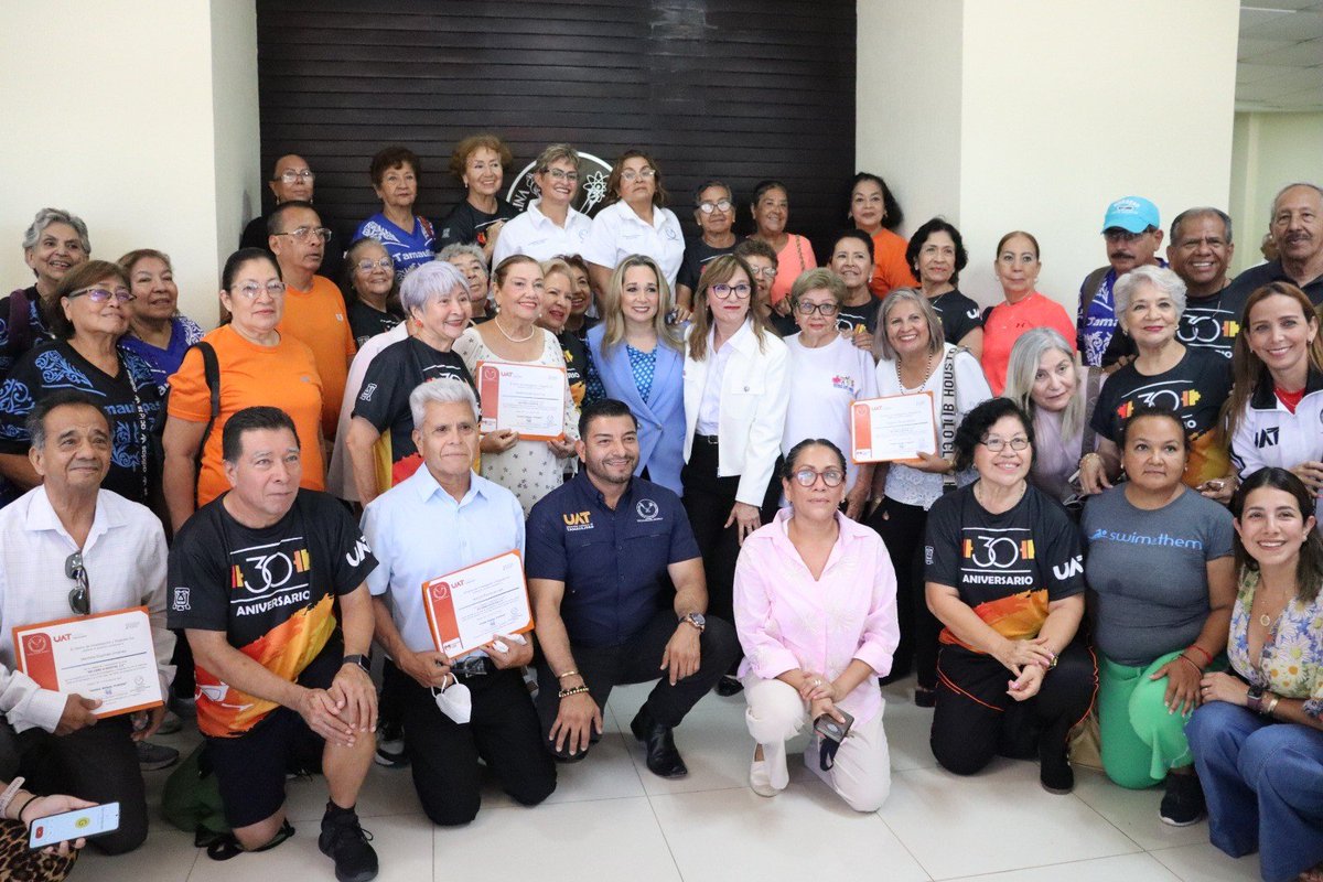 UAT_mx's tweet photo. Se llevó a cabo la ceremonia de entrega de constancias de los cursos “De Cero a Digital 1.0” y “De Cero a Digital 2.0”, orientados a personas adultas mayores con el propósito de fortalecer sus habilidades tecnológicas y contribuir al cierre de la brecha digital. https://t.co/wIlJ1SyINY