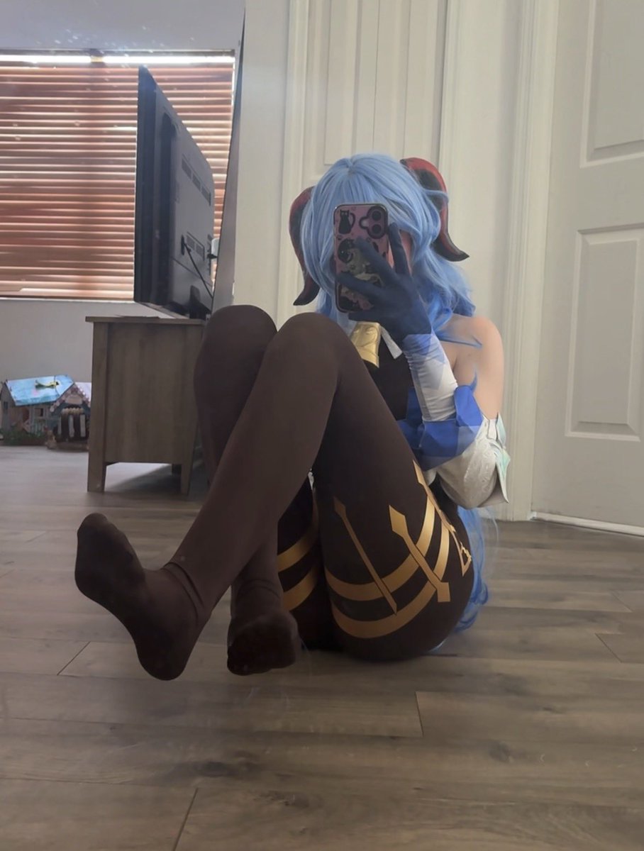 lolyomie's tweet photo. my ac went out again right after i made 1 tiktok so im hot and sweaty again https://t.co/tMrCxOClZ2