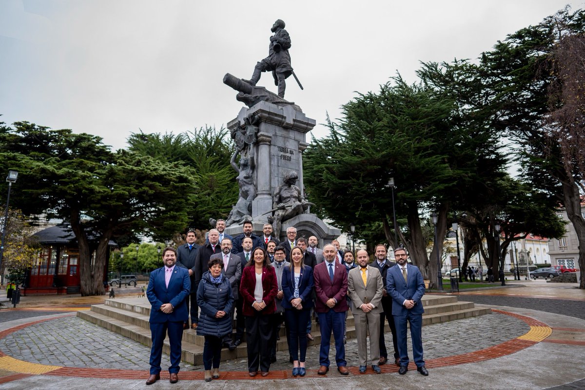 MMAMagallanes's tweet photo. Gabinete Regional de #Magallanes se reunió en la Delegación Presidencial a escuchar la primera Cuenta Pública del Presidente @GobiernodeChile José Antonio Kast. Puedes revisar la transmisión en https://t.co/4ZCIUpJXNh https://t.co/gykY4Cnf2T