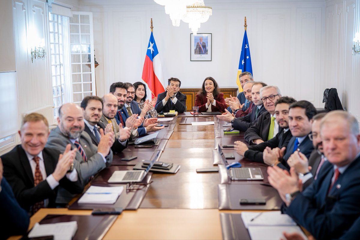 MMAMagallanes's tweet photo. Gabinete Regional de #Magallanes se reunió en la Delegación Presidencial a escuchar la primera Cuenta Pública del Presidente @GobiernodeChile José Antonio Kast. Puedes revisar la transmisión en https://t.co/4ZCIUpJXNh https://t.co/gykY4Cnf2T