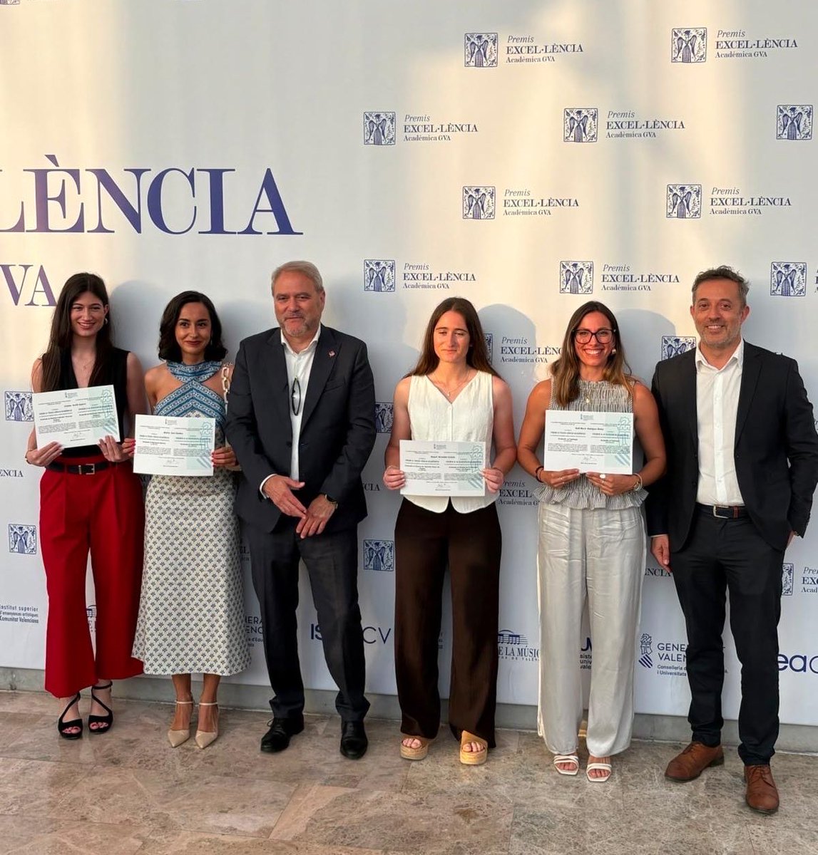 RectorUMH's tweet photo. Acompañamos a las estudiantes #UMH distinguidas por @GVAeducacio en el acto de entrega de Premios a la Excelencia Académica, celebrado en el Palau de la Música y presididos por el President, @JFPerezLlorca . 

Enhorabuena por este merecido reconocimiento. https://t.co/7c3ZR7H2Tv