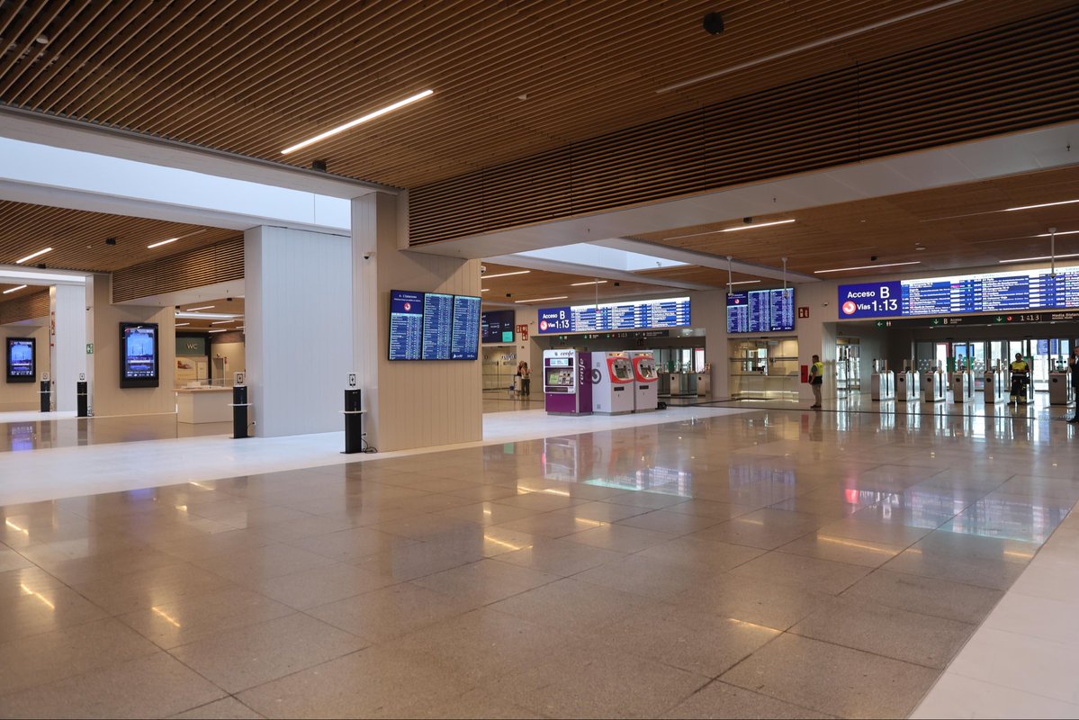 FernandoHValls's tweet photo. Así ha quedado el vestíbulo interior de la Estación de Chamartín-Clara Campoamor. Se inaugura mañana. La estación madrileña fue usada el año pasado por 46,2 millones de viajeros. https://t.co/2IEYF8HSGX