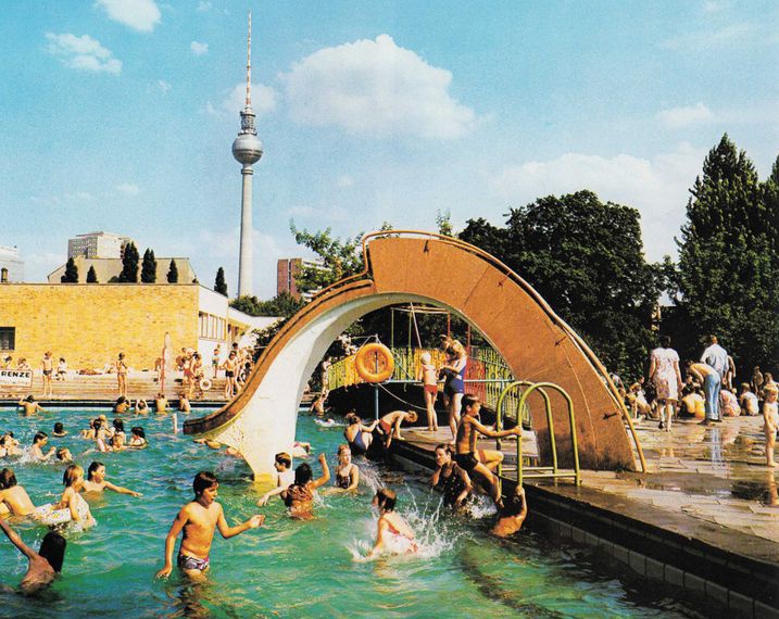 GDRvisuals's tweet photo. Summer in East Berlin, 1980s. https://t.co/YjWMtumUVl
