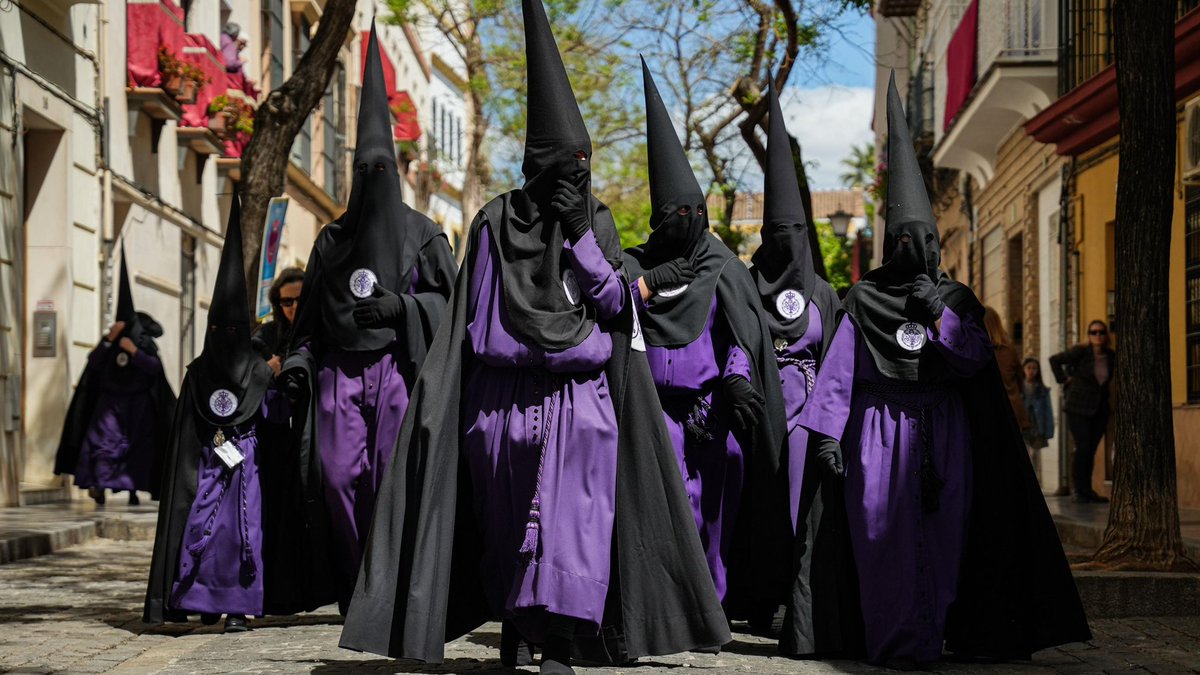 info_cofrade's tweet photo. 📊 Con los datos publicados por el Consejo de Cofradías y tomando la columna de "Total de Nazarenos" estas serían las Hermandades que superaron el millar de los mismos en la #SSantaSevilla26.

La Macarena - 3.958
La Esperanza Triana - 3.002
La Estrella - 2.641
San Gonzalo - 2.633
Gran Poder - 2.539
Los Gitanos - 2.401
El Baratillo - 2.292
San Bernardo - 2.256
La Paz - 2.110
San Benito - 2.029
El Amor - 1.900
Los Estudiantes - 1.893
El Cachorro - 1.886
Santa Genoveva - 1.833
La Hiniesta - 1.465
Pasión - 1.458
Cerro - 1.379
Redención - 1.342
La Amargura - 1.278
La Sed - 1.278
La Candelaria - 1.260
San Esteban - 1.181
El Silencio - 1.153
El Museo - 1.132
Santa Marta - 1.077

Foto: María José López