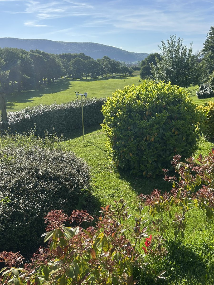 Meteonavarra_'s tweet photo. Con la llegada de la estabilidad aprovechamos para instalar nuevas estaciones. La primera de ellas en el Golf de Ulzama (Gerendiain,Ulzama) a 540m, zona interesante en inversión y transición del clima de la Zona Centro y la Vertiente Cantábrica de Navarra. Unos 1300-1400 anuales. https://t.co/sfVK3MMsXs
