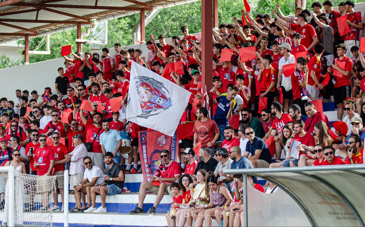 DeporteCLM's tweet photo. Alcázar de San Juan quiere volver a tener fútbol en Tercera. Y así estaba ayer el Manuel Delgado Meco, lleno hasta la bandera

En la ida del play off, el @SportingAlcazar empató a cero ante el CD Torrijos https://t.co/vtGBbpti7P