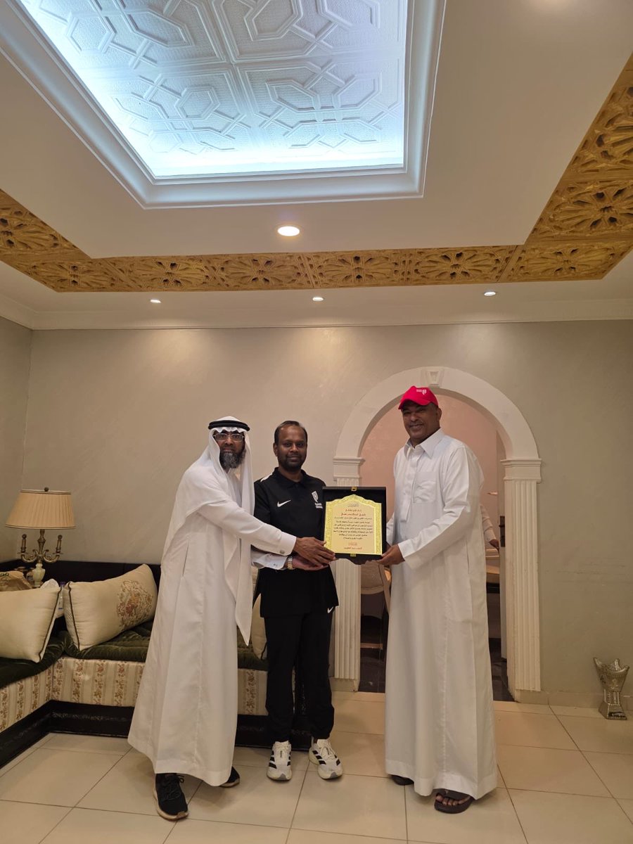 sclcldv's tweet photo. الليلة مختلفه الليلة غير 
التقينا بأحد اعمدة نادينا ❤️💛
الاخ شيخ اسكندر علي 
صاحب الابتسامة والجهد والعمل 
 وحبيب ابناء القادسية و الخبر
وحبيب كل من عمل معه او قابله
شخصية جميلة بكل ما تعنيه الكلمة.
فعلا انبسطنا واستناسنا بشوفته.
اسكندر عمل بالنادي ٢٩ سنة 
ومازال على رأس العمل. https://t.co/b8imquTplH