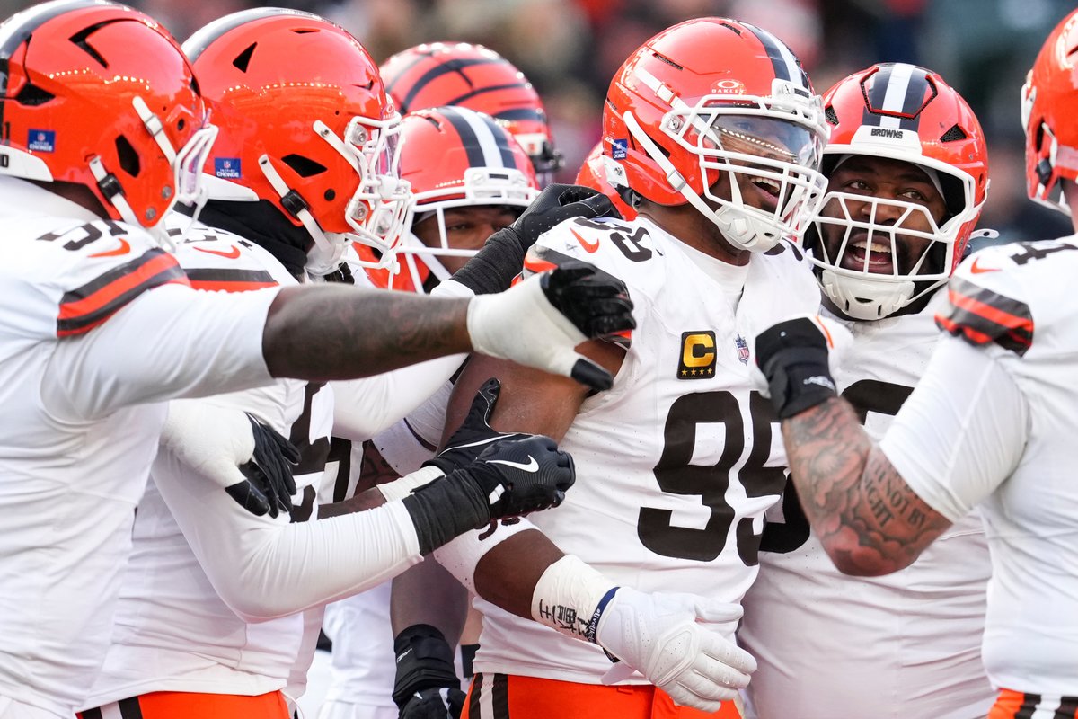 SportsZoneKCAU9's tweet photo. The Los Angeles #Rams acquire 2x #NFL Defensive Player of the Year Myles Garrett from the Cleveland Browns in exchange for Jared Verse and three-draft picks, including Los Angeles' 2027 first-round pick.

Image Courtesy: AP

WATCH HERE 🏈⬇️
https://t.co/M6QKmhPaLP https://t.co/eD52jSFWA4