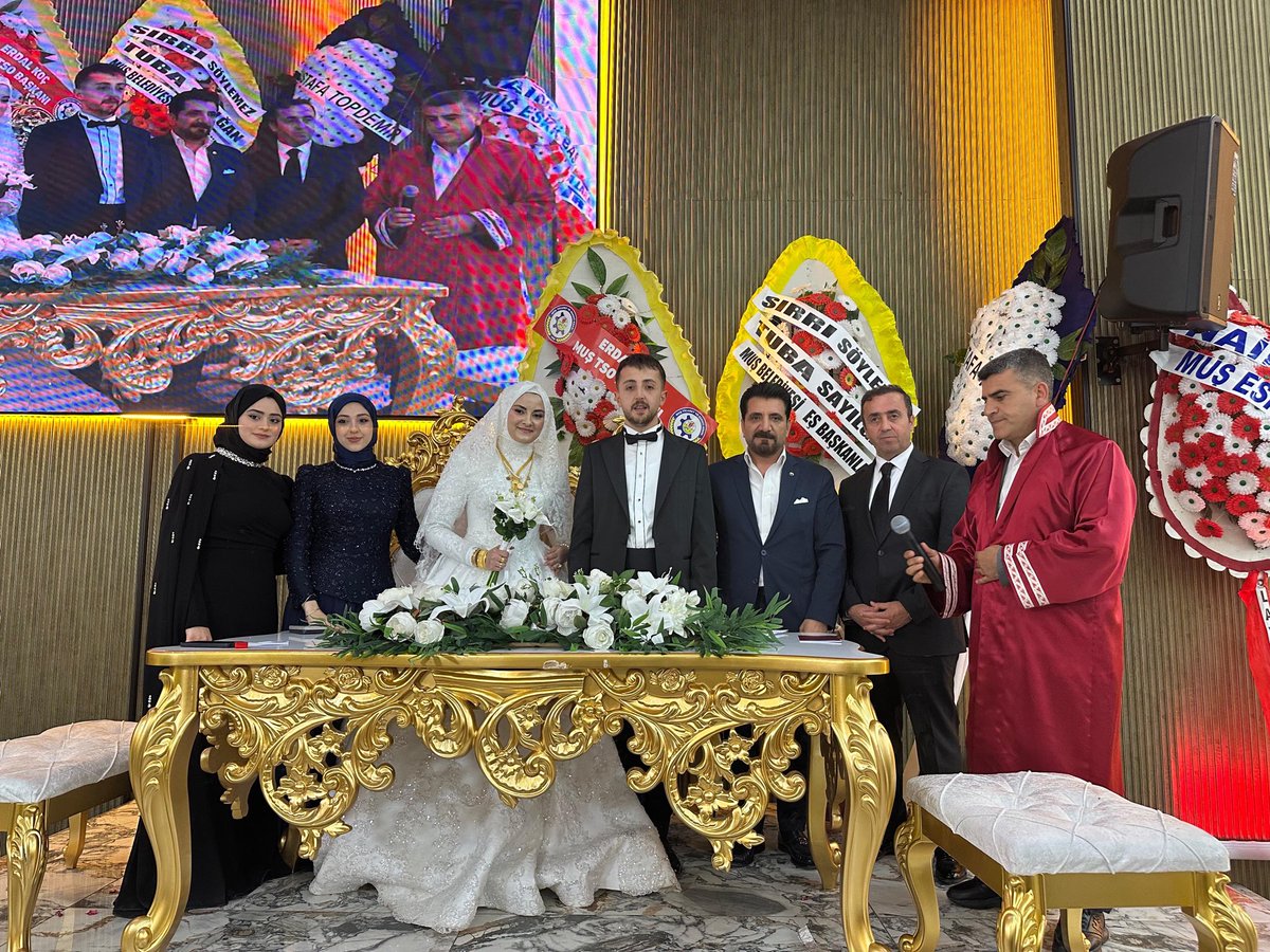 ErdalKoc49's tweet photo. Demir ve Er ailelerinin genç çiftleri Nida ve Mustafa’nın hayatlarını birleştirdikleri bu anlamlı günde, nikâh merasimlerinde şahitlik yapmaktan büyük memnuniyet duydum.

Bu vesileyle Demir ve Er ailelerini tebrik ediyor, genç çiftimize çıktıkları bu yeni yaşam yolculuğunda sağlık, huzur, mutluluk ve bereket dolu bir ömür diliyorum.