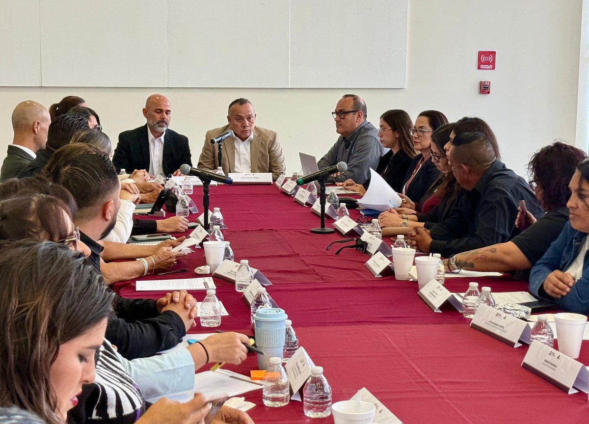 CEDHBC's tweet photo. El Ombudsperson de BC, Jorge Ochoa, participó en una mesa de trabajo con colectivos de personas desaparecidas, encabezada por el secretario, Juan José Pon, para fortalecer acciones de localización, así como el respeto y respaldo de los DH de personas que buscan a sus familiares. https://t.co/yJ8bqJgM1t