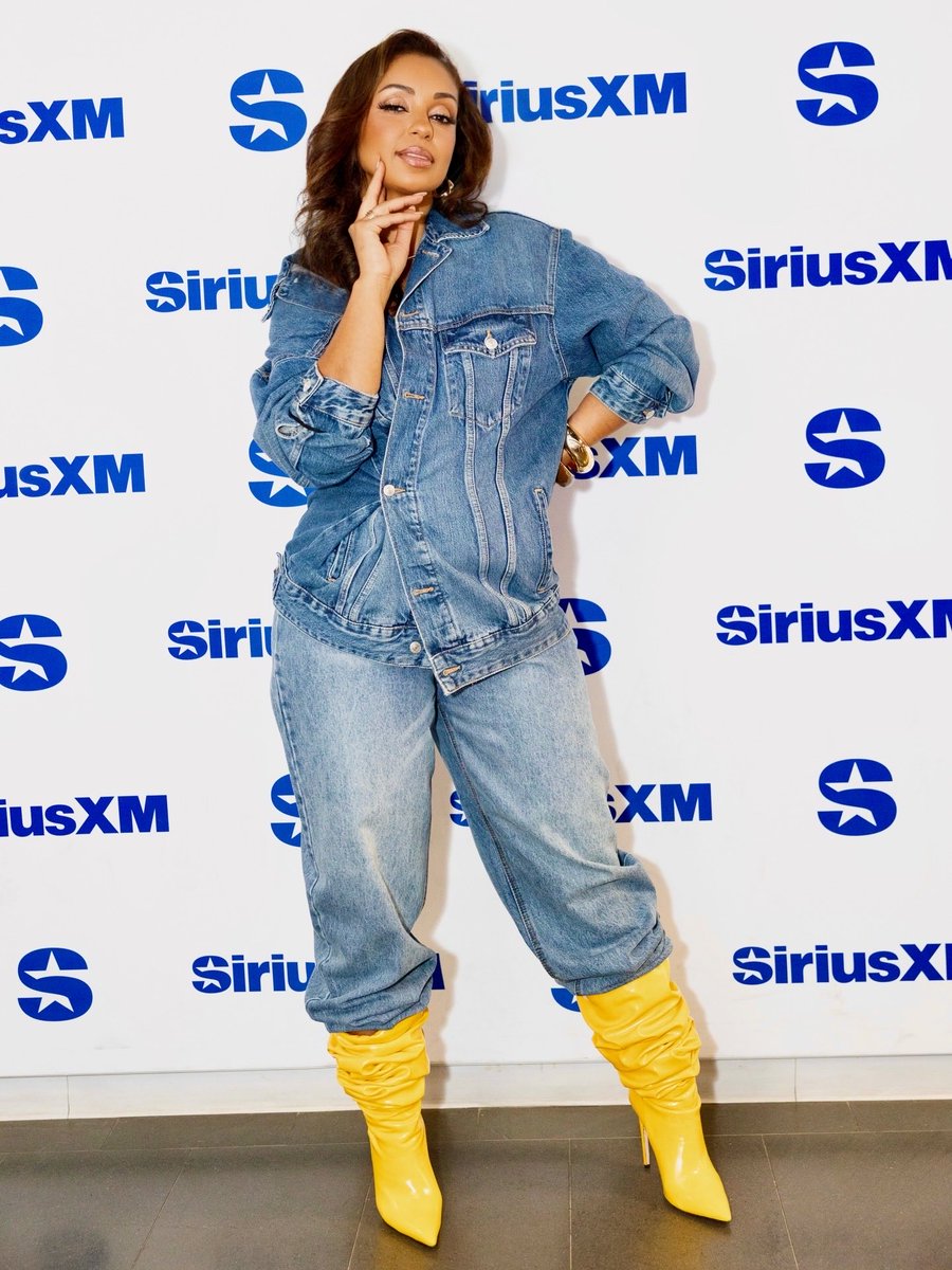 MYAPLANET9's tweet photo. Happy #MusicMonday from @siriusxm👋🏽 What’s your favorite song from the #Retrospect 📀?
🧥👖 @alieciabrissett
💆🏽♀️x💄 @jtavar_
#mya #album #presstour https://t.co/VDgBvyaFqF