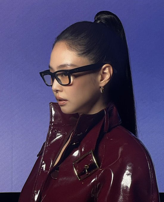GENIUS9N's tweet photo. Dracula - JENNIE Remix re-entered Billboard Global 200 Top 10 at #5 (+8), #JENNIE's Remix is currently charting inside the Top 5 in both Billboard Global charts. https://t.co/1mANzJrPX9