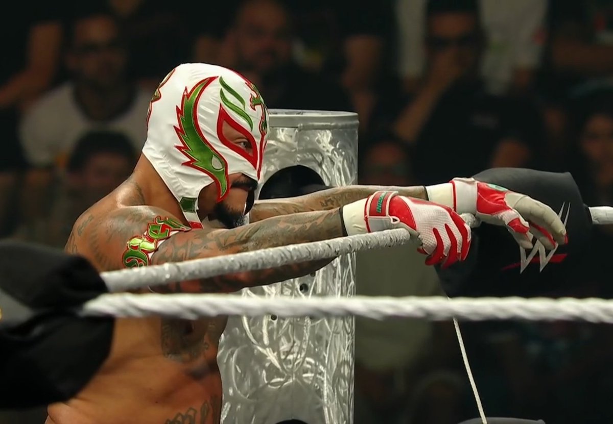 MysterioSource_'s tweet photo. Rey Mysterio On #WWERaw 🤩 https://t.co/C4ayB5sK7z